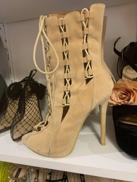 Accueil Chaussures femme bottines à lacets beige nude destockage taille 39 -- HouseOfPeople.fr